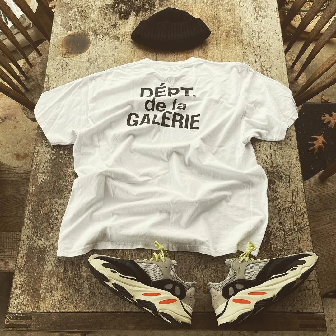 GALLERY DEPT. CLASSIC FRENCH TEE Classic French TEE White S-XL This time the return of the classic French Tee follows the newly replenished version of the official website. The printing is mottled and distressed. The main label/wash water label/code number label are also updated. The old style is newly made and the quality is increased.